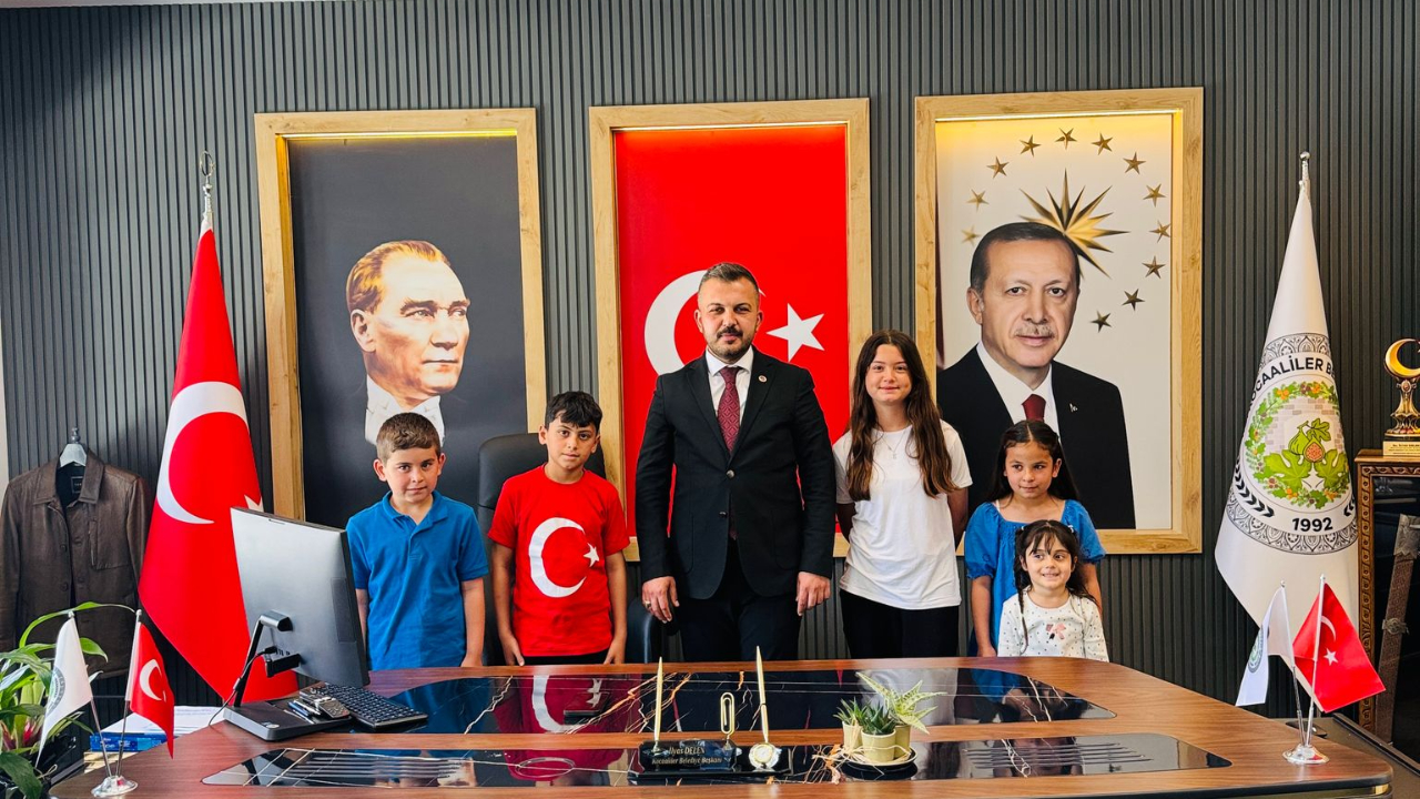 Kocaaliler’de 23 Nisan Coşkusu Renkli Görüntülere Sahne Oldu! Yapay Zeka Robotu Sürprizi Minikleri Sevindirdi
