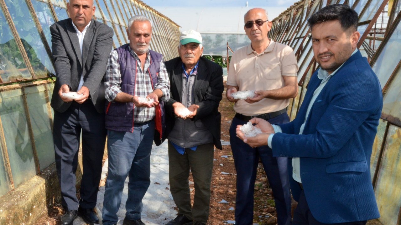 10 dakika süren dolu, Serik'teki seralara zarar verdi