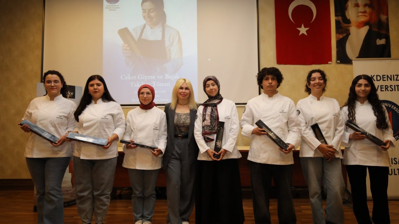 Akdeniz Üniversitesi’nde gastronomi öğrencilerine ceket ve bıçak töreni