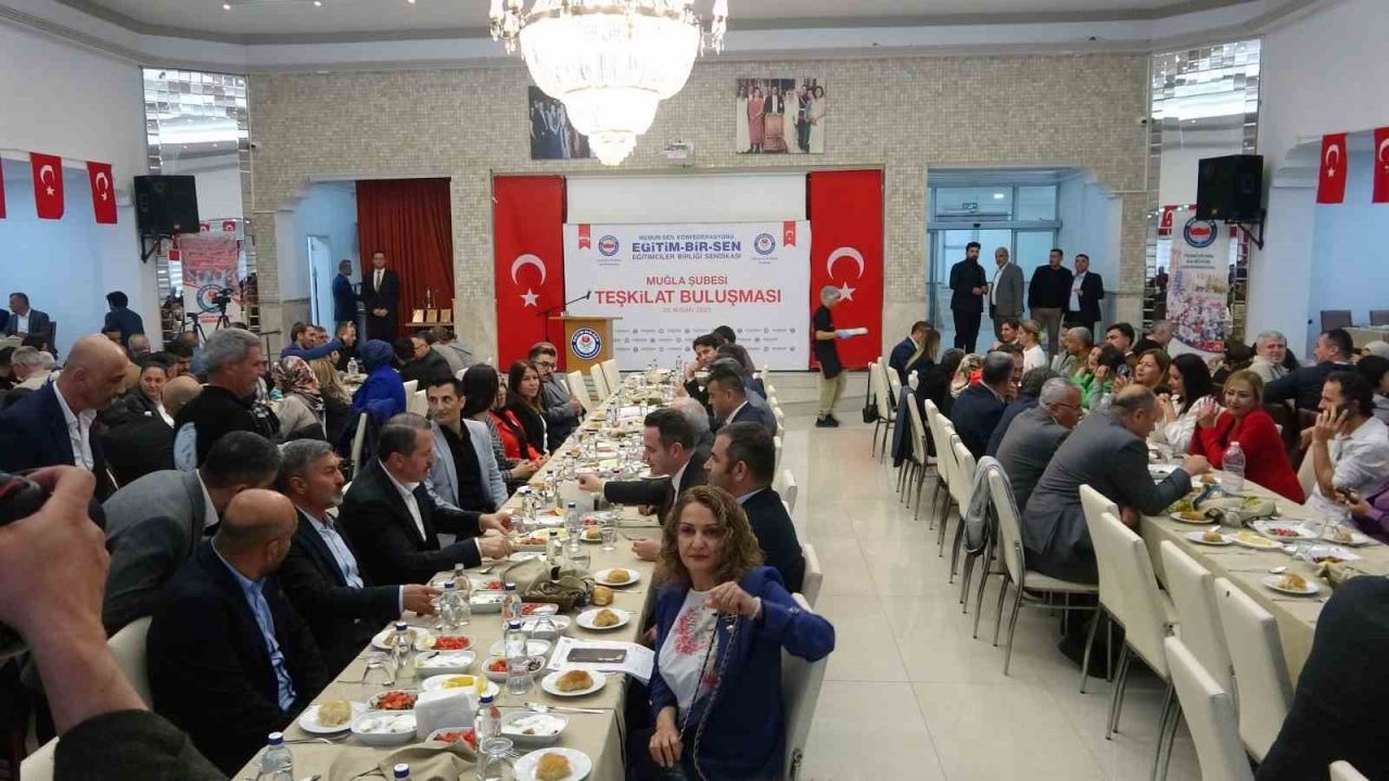 Memur-Sen Genel Başkanı Yalçın: "Milleti küçük gören jakobenlerin yanında olmadık"