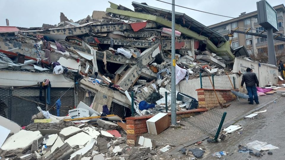 Toplumsal hafızayı diri tutan tanıklık süreci; deprem belgeselleri