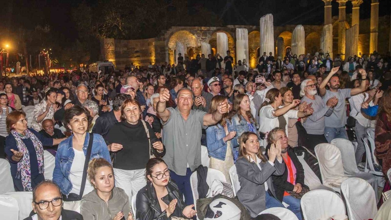 Manavgat, Akdeniz’in iki yakasından yükselen şarkılarla şenlendi