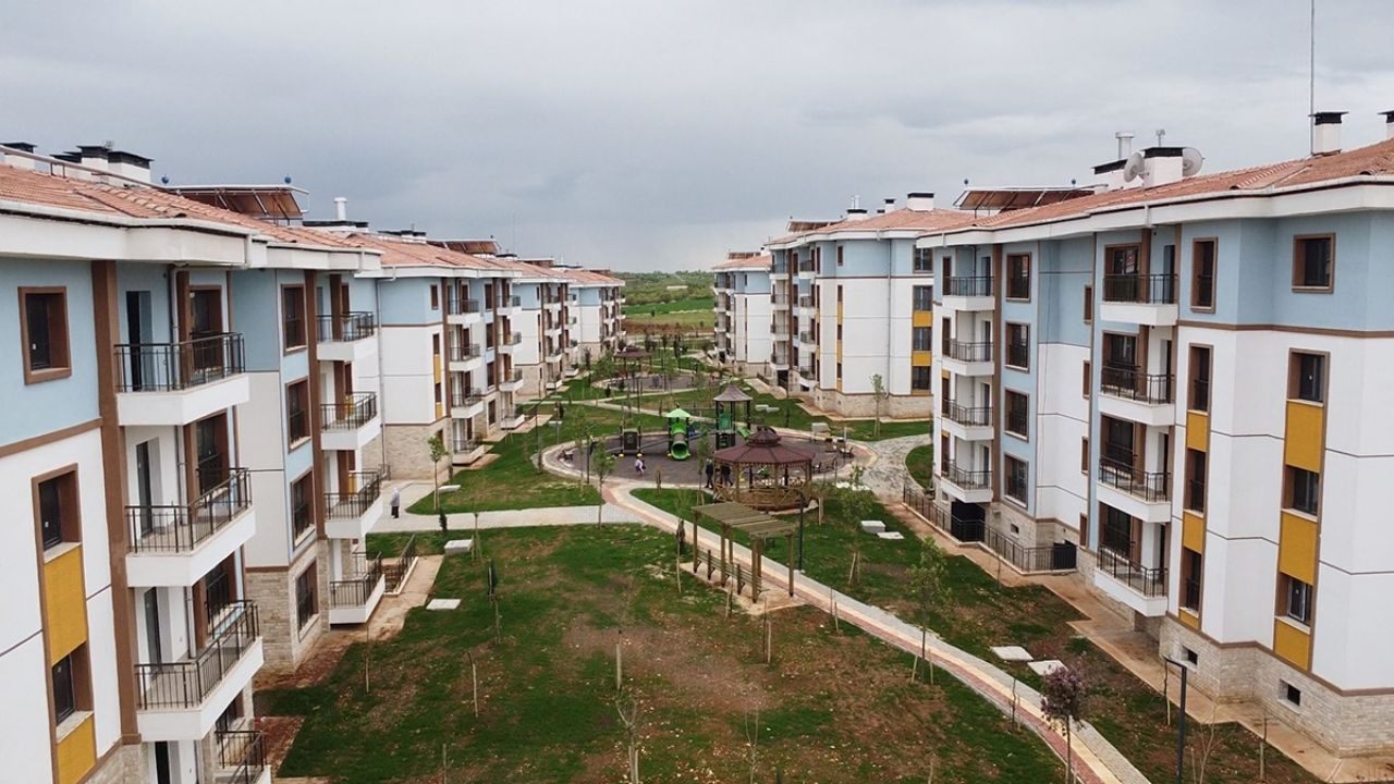 81 İlde Büyük Sosyal Konut Hamlesi: Bakandan Ucuz Ev ve Kiralık Konut Müjdesi Geldi!