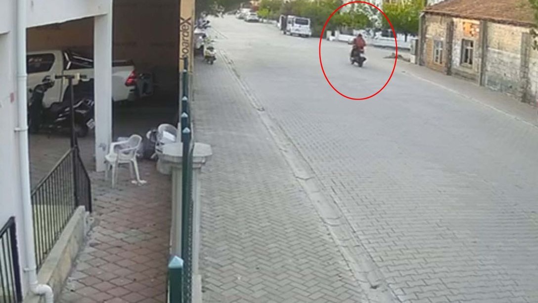 Devrilen motosikletin sürücüsü Fatih öldü; kaza kamerada