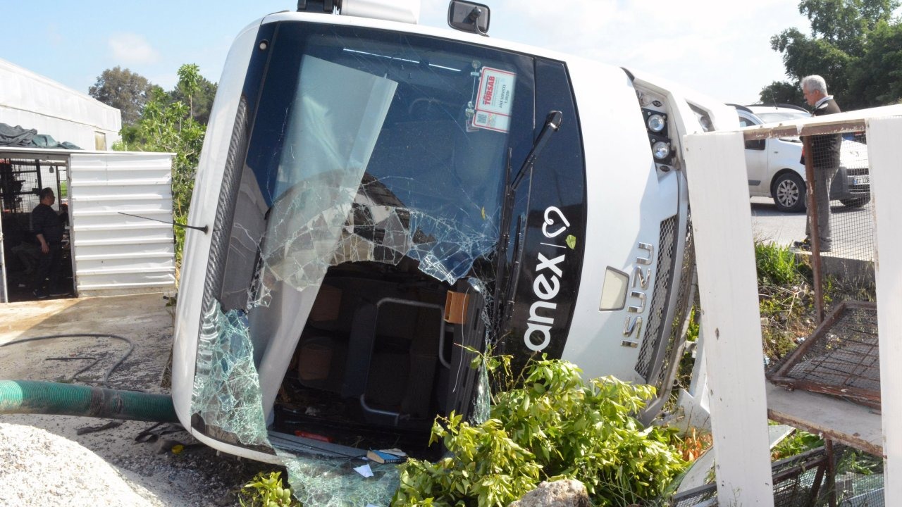 Antalya'da tur midibüsü devrildi; 18'i turist 19 yaralı
