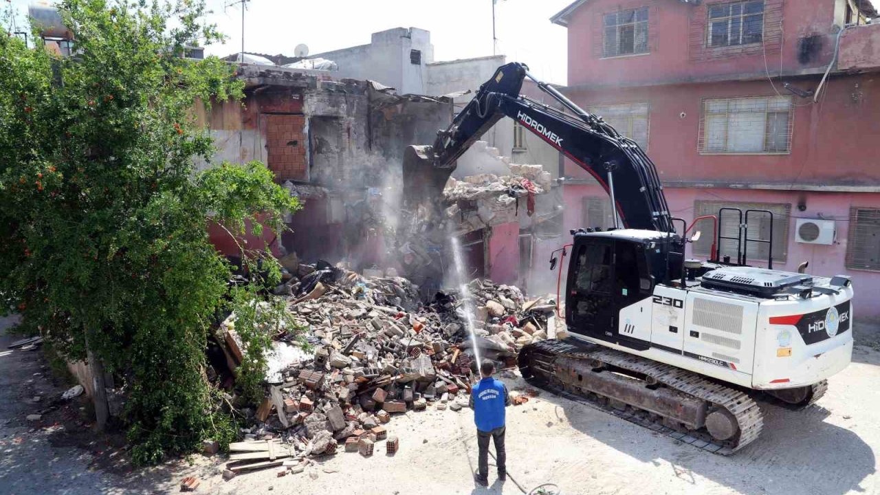 Mersin’de can güvenliğini tehdit eden metruk yapılar yıkılıyor