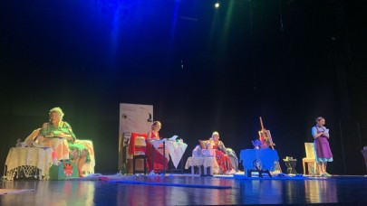 Didem Madak’ın Şiirleri Tiyatro Sahnesinde: “Ahlar Ağacı” Prömiyerini Yaptı