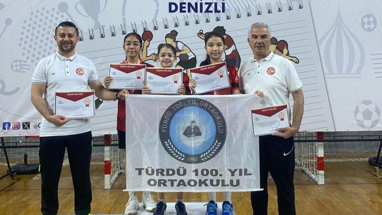 Türdü 100. yıl ortaokulu kız masa tenisi takımı grup şampiyonu oldu