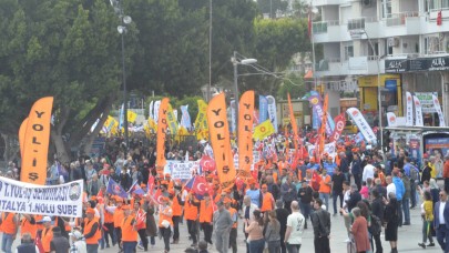Antalya’da 1 Mayıs Coşkusu Soğuk Havaya Rağmen Sürdü: Cumhuriyet Meydanı Halaylarla Şenlendi