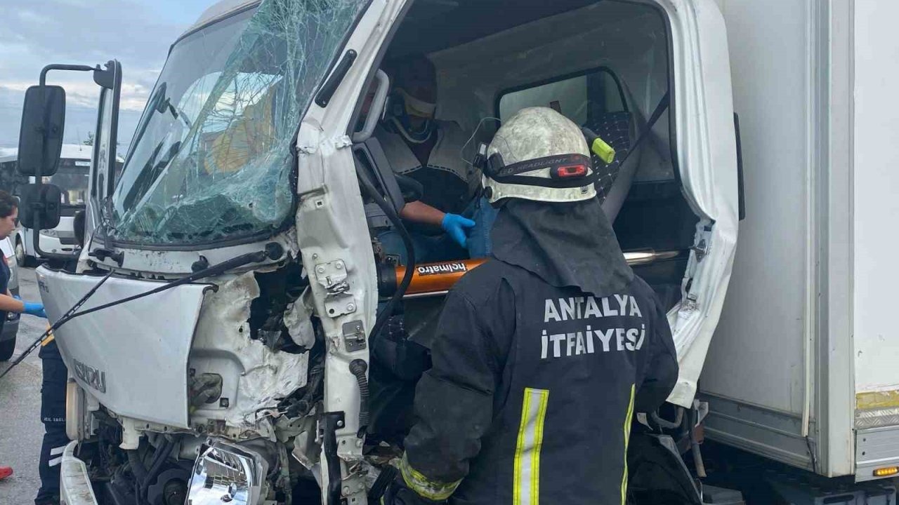 Antalya’da 3 aracın karıştığı zincirleme kazada 1 kişi yaralandı