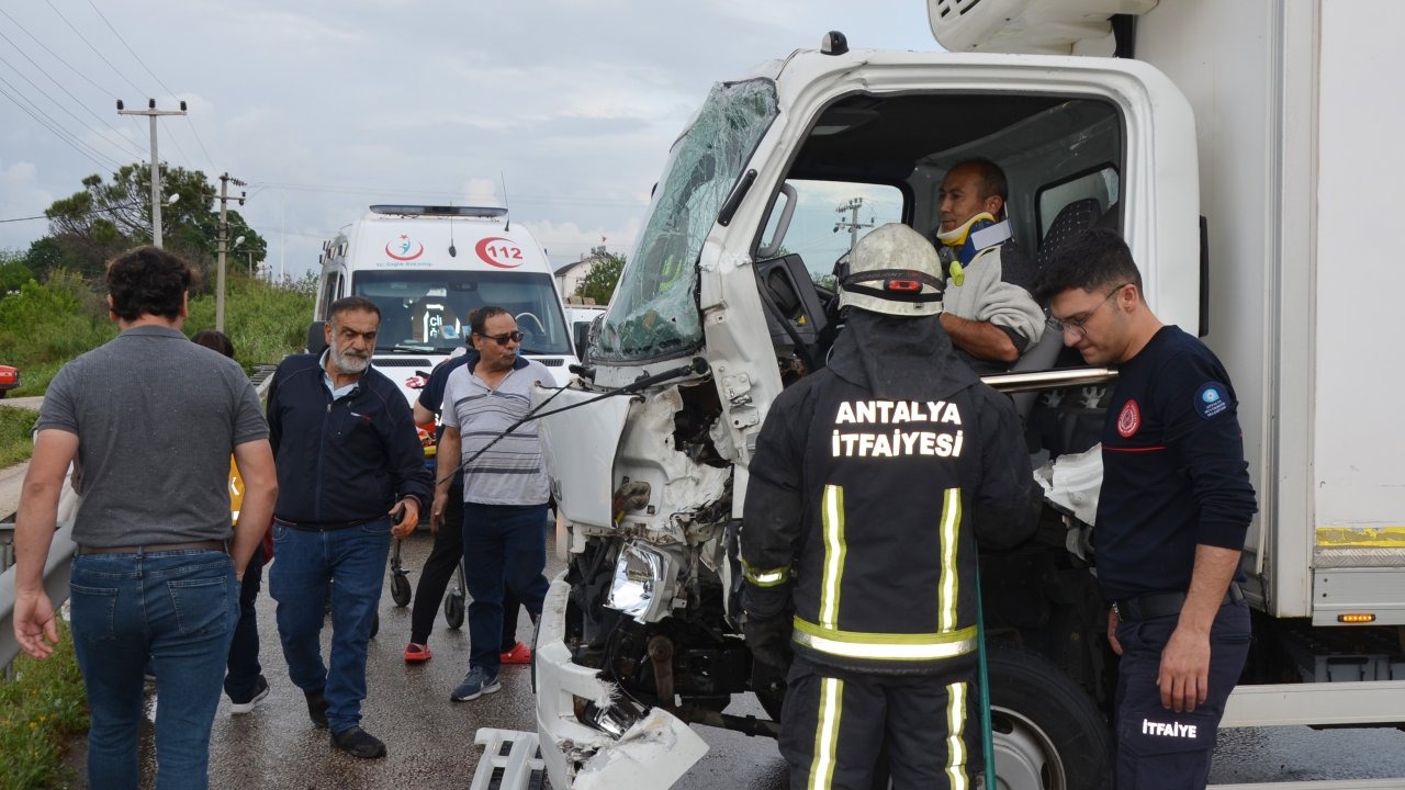 Serik'te 3 aracın karıştığı zincirleme kaza; 1 yaralı