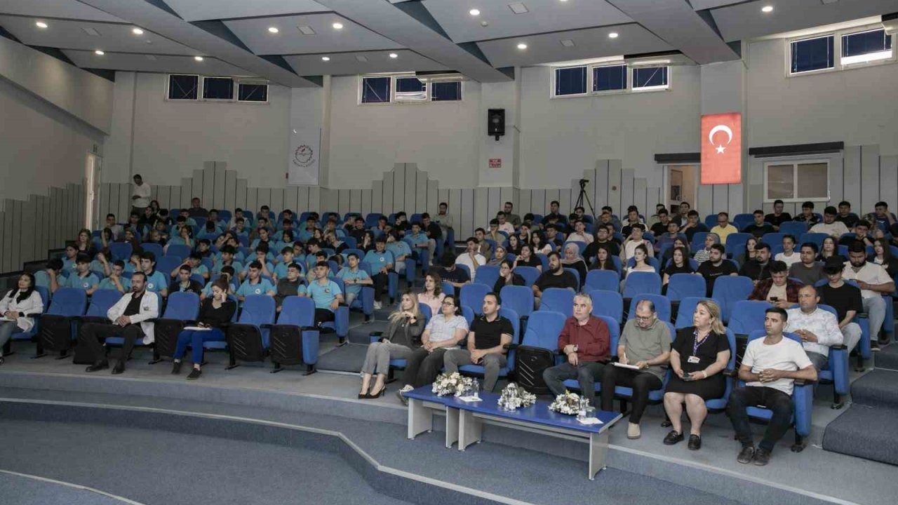 Mersin’de ’Yeşil Dönüşüm’ paneli düzenlendi