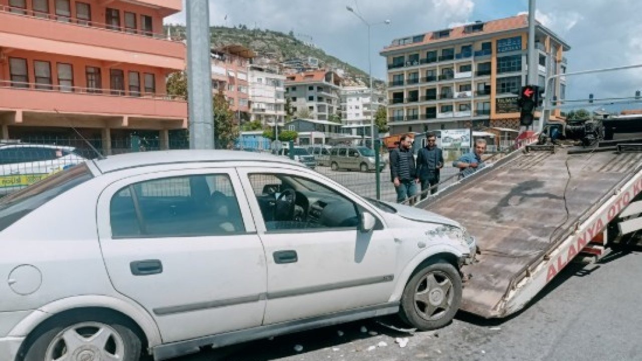 Alanya’da refüje çarpan otomobil, aydınlatma direğine çarparak durabildi