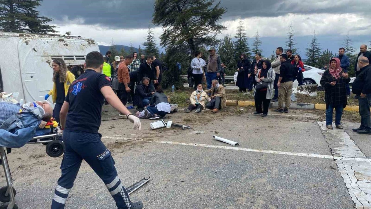 Isparta’da kontrolden çıkan yolcu midibüsü devrildi: Çok sayıda yarılı var