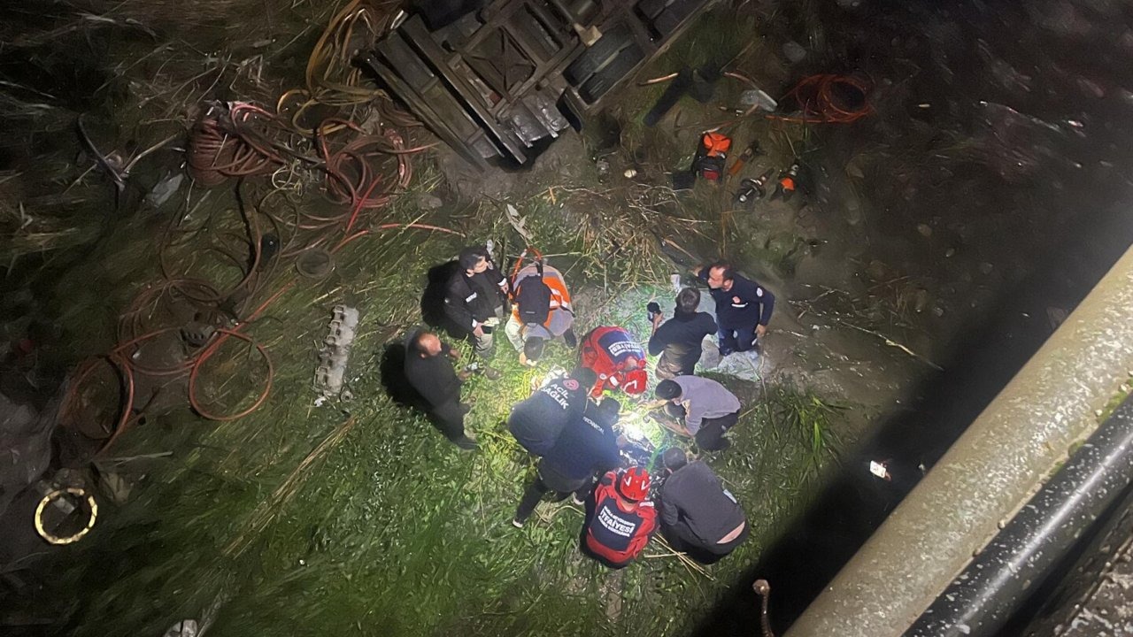 Freni boşalan kamyonet, otomobillere çarpıp Eşen Çayı’na uçtu; 2 yaralı