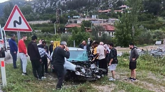 Isparta-Antalya karayolunda otomobil ile kamyon çarpıştı: 1 yaralı