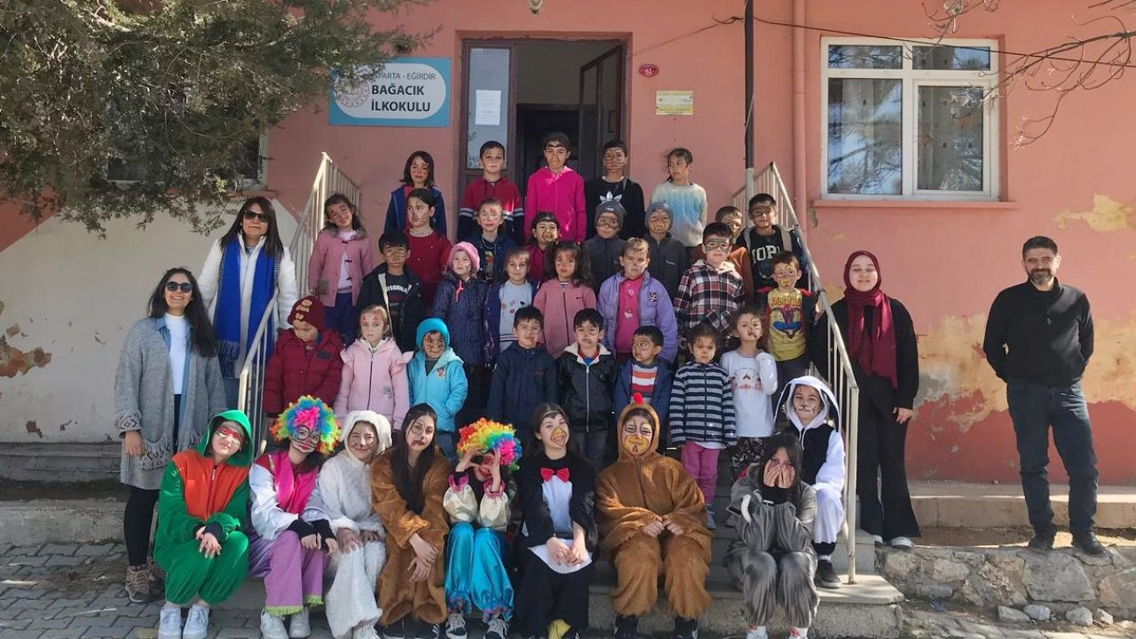 Eğirdirli Öğrencilerden Köy Çocuklarına Tiyatro ve Danslı Etkinlik