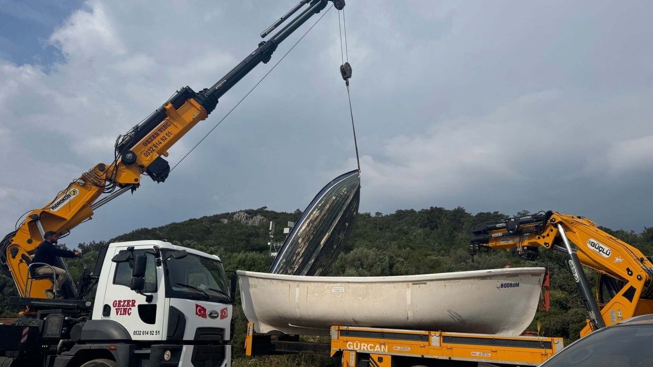 Bodrum Gölköy'de Terk Edilmiş Tekneler Kıyıdan Alındı