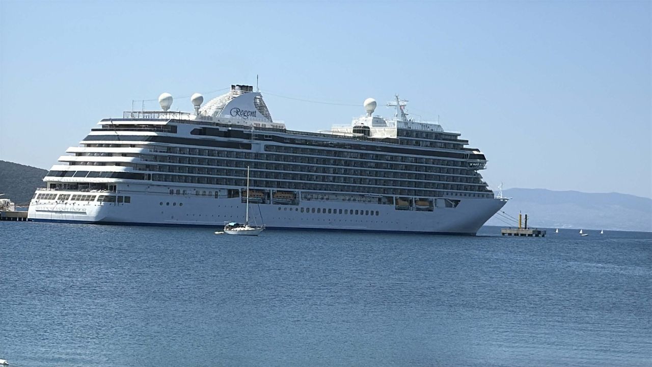 ABD’li Turistler Bodrum’da: Seven Seas Splendor Limana Demirledi