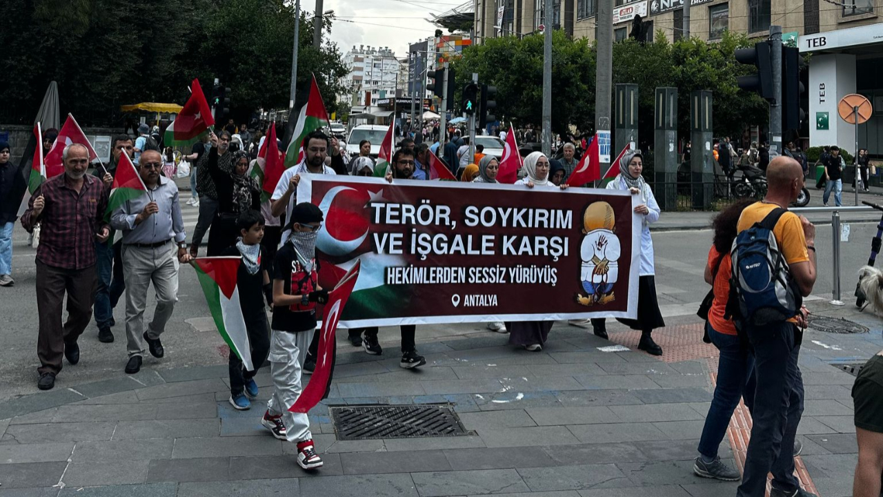 Antalya’da Sağlık Çalışanlarından Sessiz Direniş: “Gazze’deki Zulme Sessiz Kalma!”