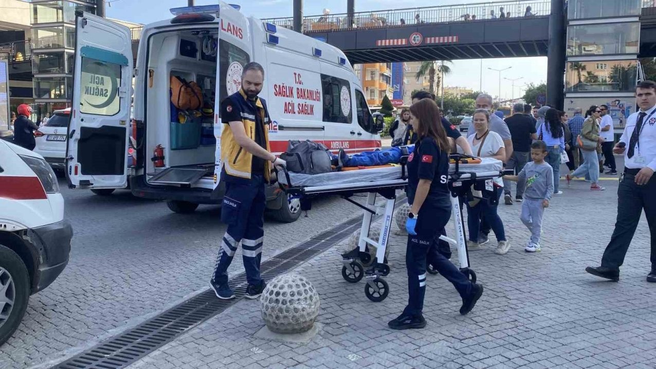 Mersin Forum AVM’deki iş yerinde asma cam tavan çöktü: 2 yaralı