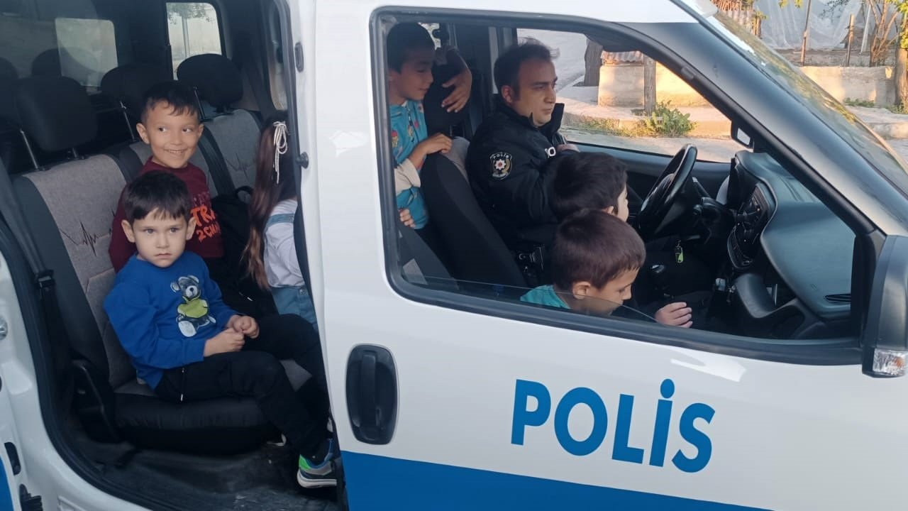 Polis, otizmli çocuk ve arkadaşlarını sevindirdi
