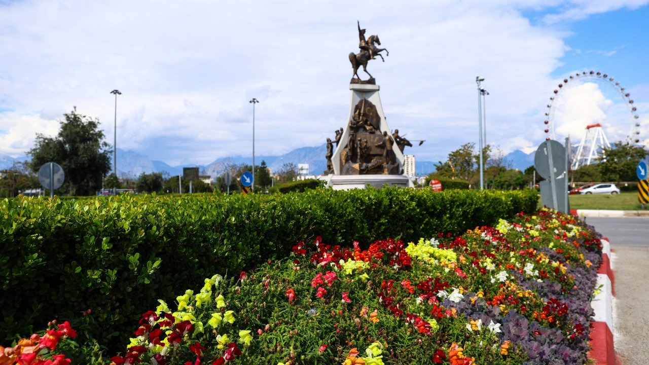 Antalya yaz renklerine bürünüyor