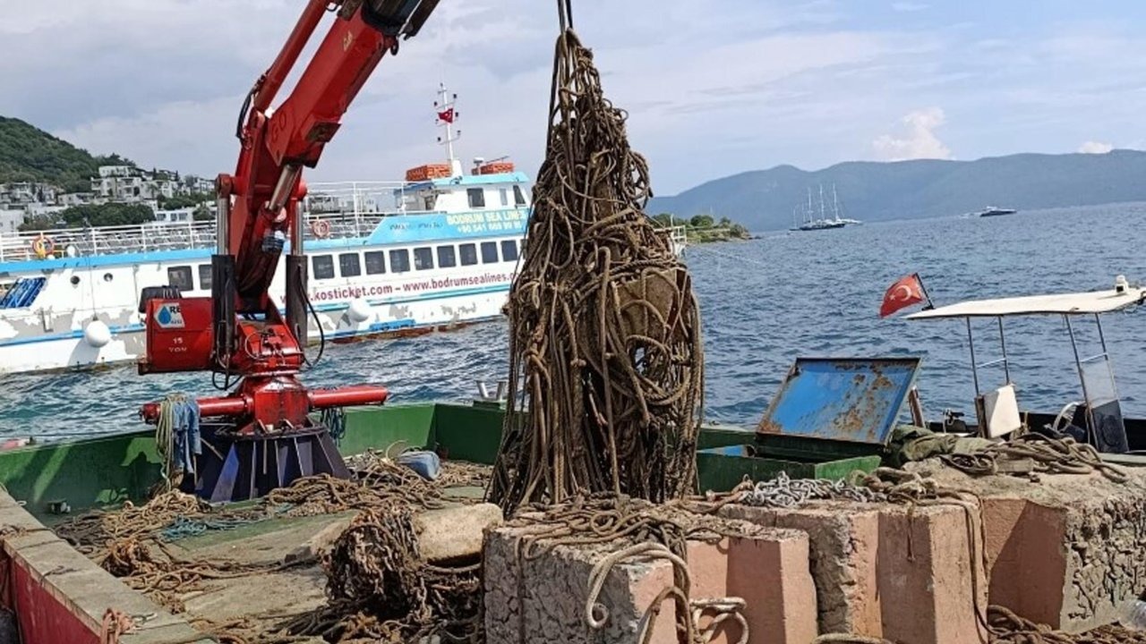 Bodrum'da deniz dibinden 130 ton katı atık çıktı