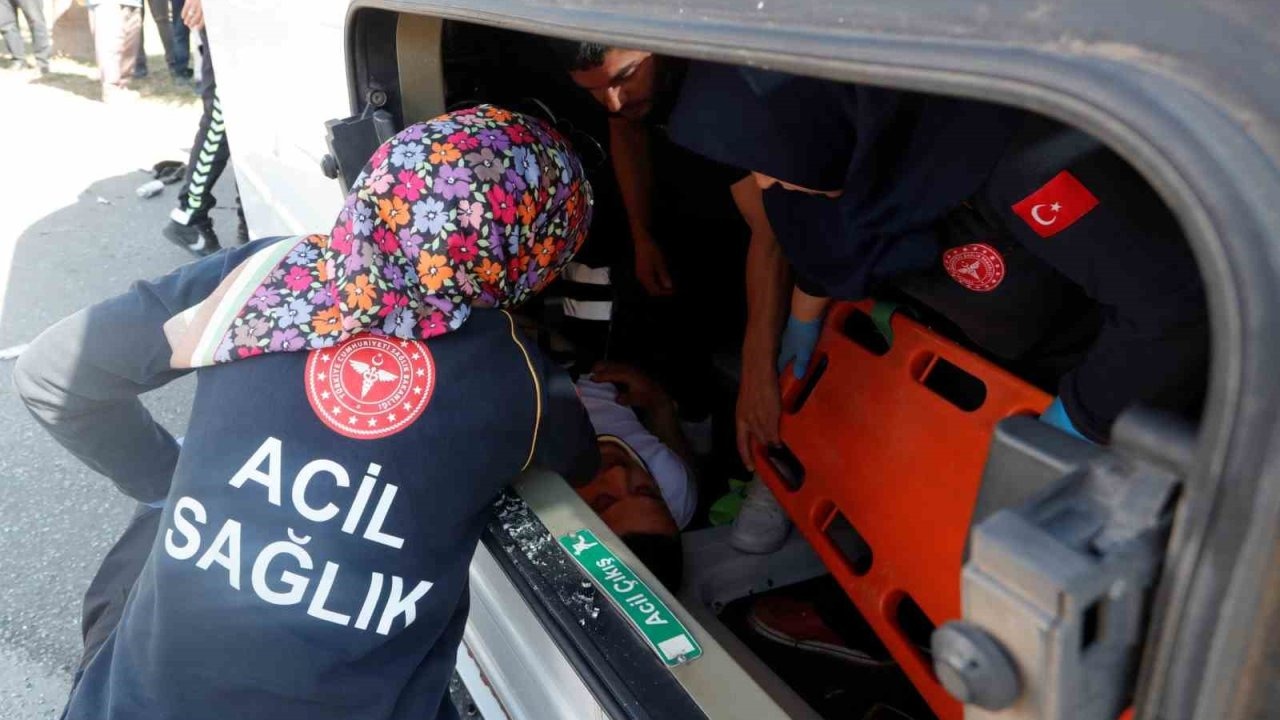 Antalya’da servis minibüsü devrildi, sıkışan sürücüyü ekipler çıkardı