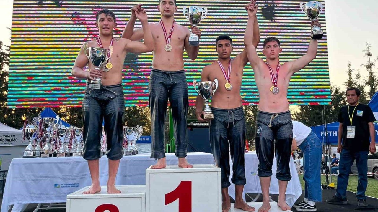 Manavgat Belediyesi güreşçileri Fethiye’den madalyalarla döndü