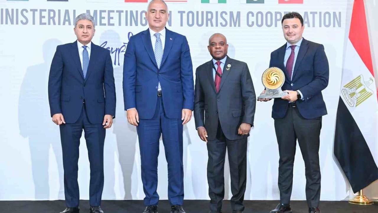 Antalya "2025 Yılı D-8 Turizm Şehri" ödülünü Kahire’deki bakanlar toplantısında aldı