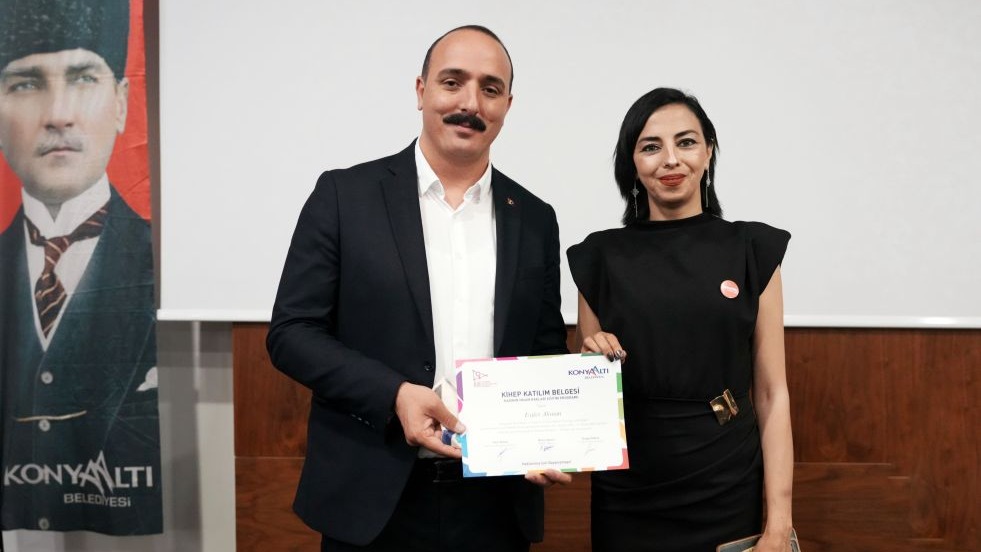Kadınlar, sertifikalarını Başkan Kotan'dan aldı