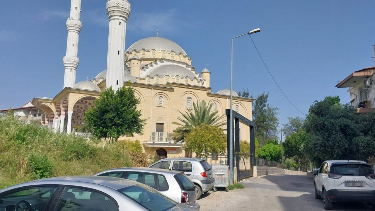 Cami önüne park ettiği aracı çalındı, polis takiple buldu