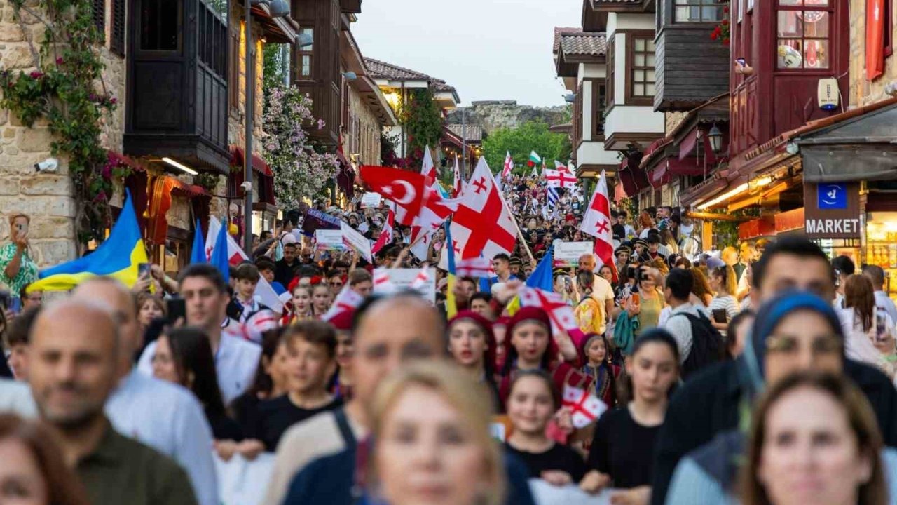 Manavgat’ta dans ve müzik festivaline görkemli açılış