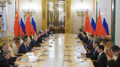 Rusya ve Çin liderleri Moskova'da bir araya geldi