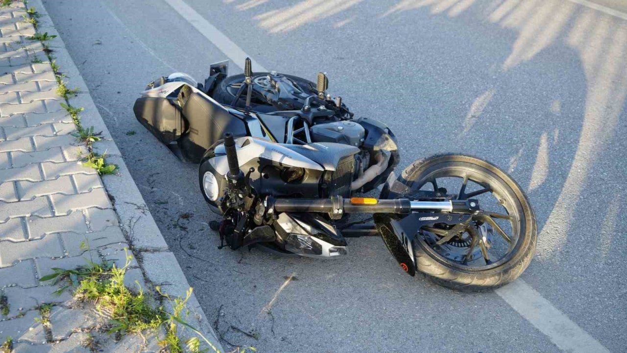 Kaldırımdaki trafik levhasına çarpan motosikletteki 2 kişi yaralandı