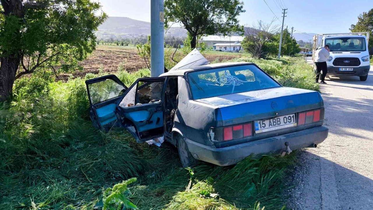 Elektrik direğine çarpan Tofaş hurdaya döndü: 2 yaralı