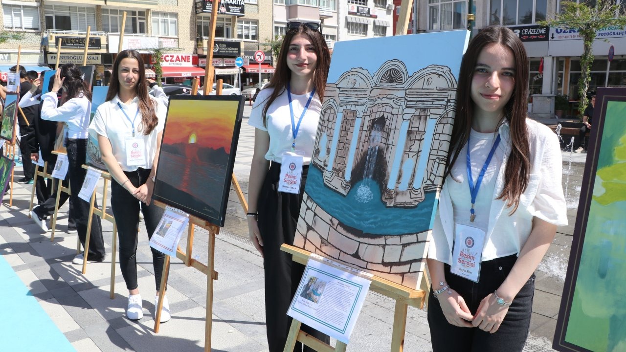 Liselilerden resim sergisi