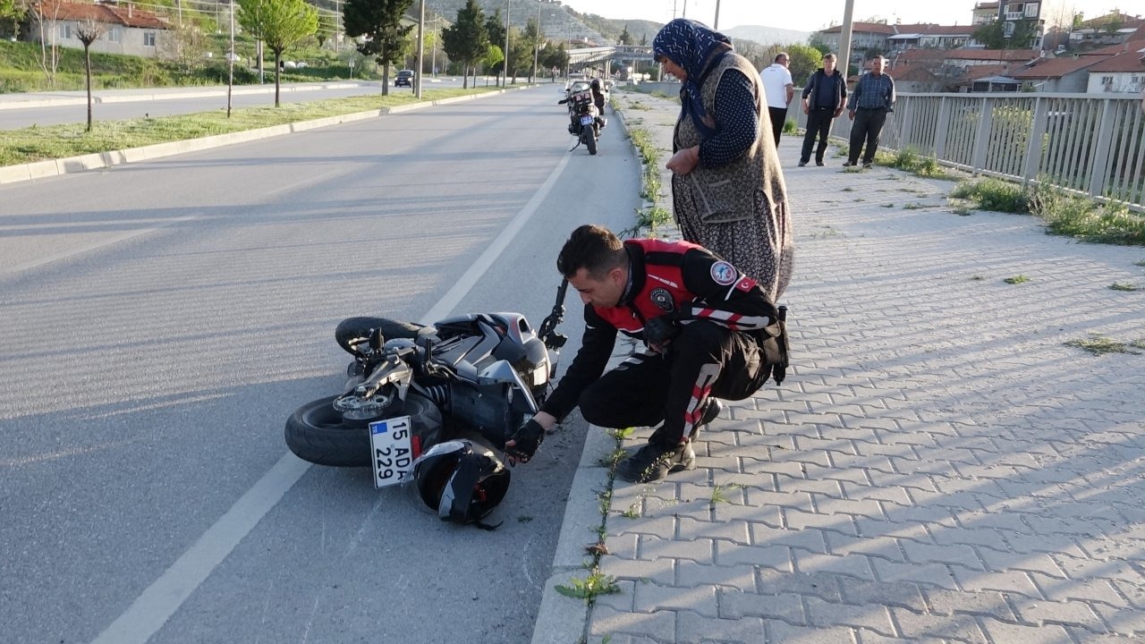 Trafik levhasına çarpan motosikletteki üniversite öğrencisinin bacağı koptu