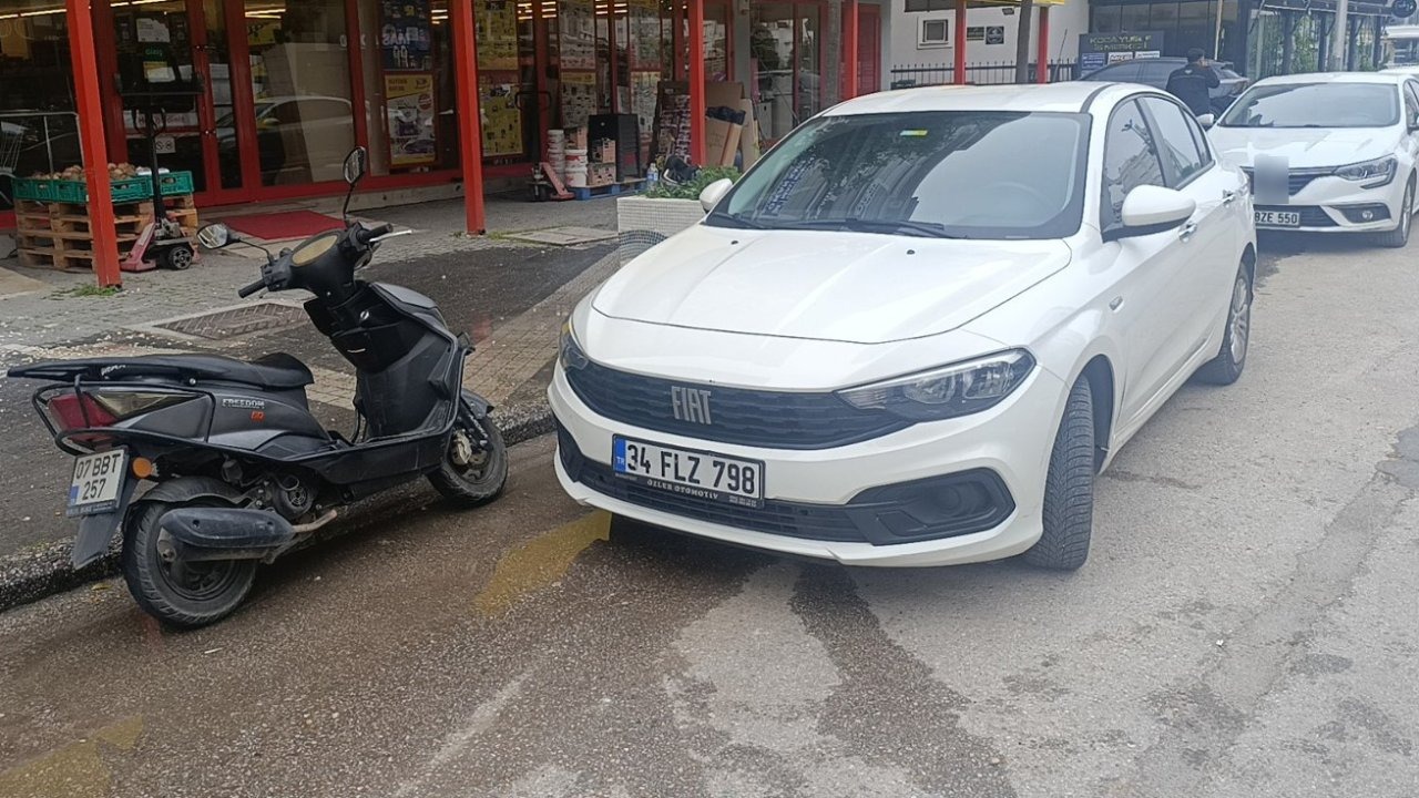 Motorlu bisiklet otomobile çarptı