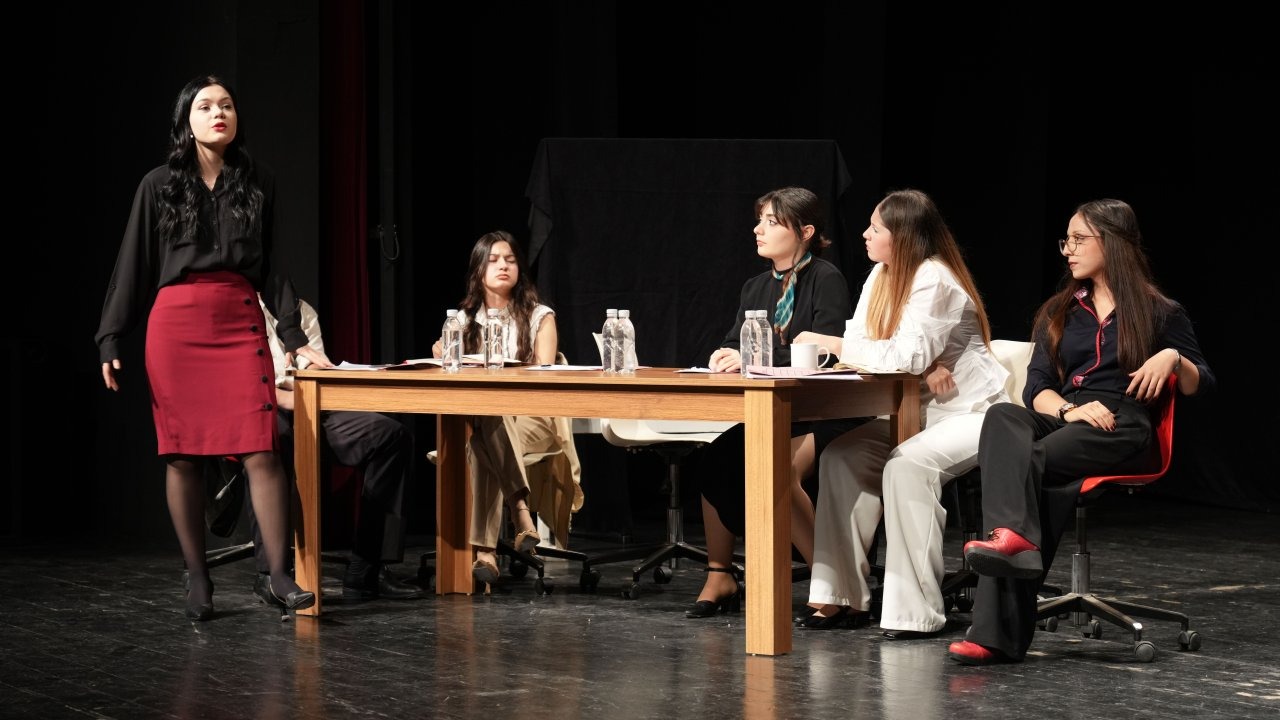 Liselerarası Tiyatro Festivali'nde 'Jüri' oyunu sahnelendi