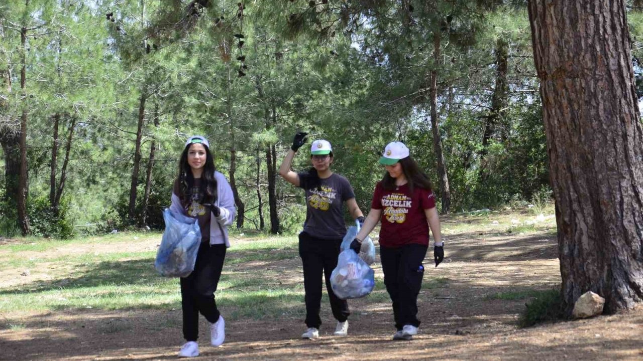 Yenişehir’de öğrenciler ormanlık alanda temizlik yaptı