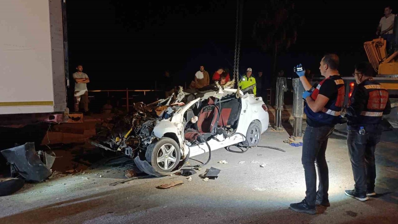Silifke D-400 Karayolu’nda Can Pazarı: Park Halindeki Tıra Çarpan Araçta 2 Ölü