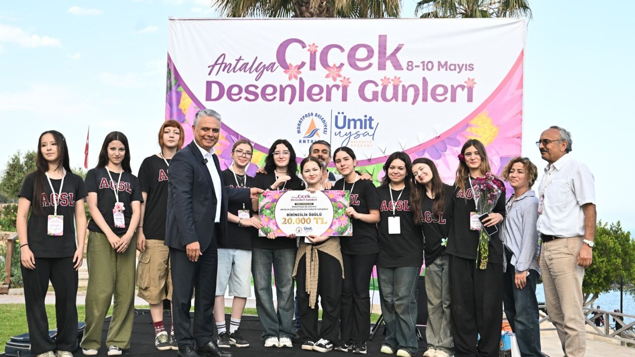 Muratpaşa’da Açık Hava Sanat Galerisi: Çiçek Desenleri Günleri Büyüledi