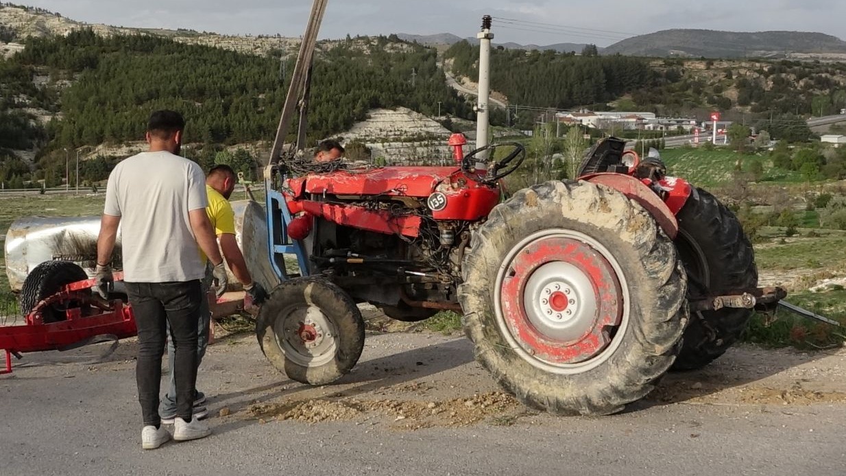 Traktörün altında kalan sürücü öldü