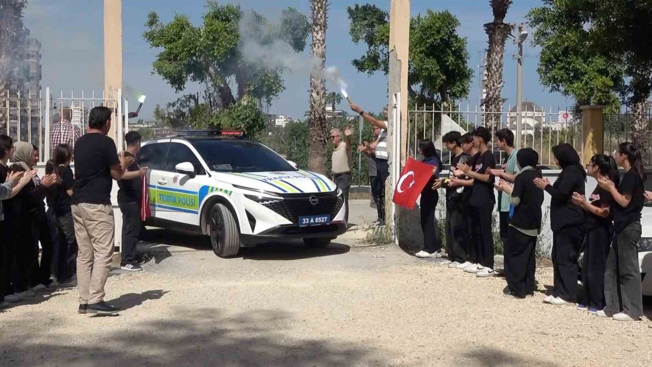 Kaza ihbarıyla çağrılan trafik ekiplerine pastalı, meşaleli sürpriz kutlama