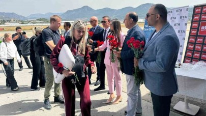 Danimarka’dan havalanan uçak; Gazipaşa’da su takı seremonisiyle karşılandı