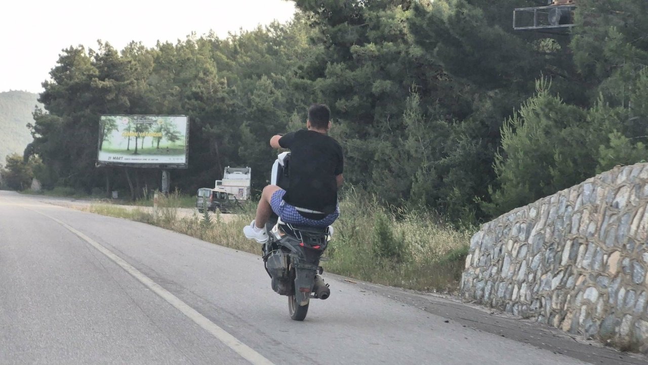 Muğla- Motosiklet sürücüsünün tehlikeli yolculuğu kamerada /Video eklendi