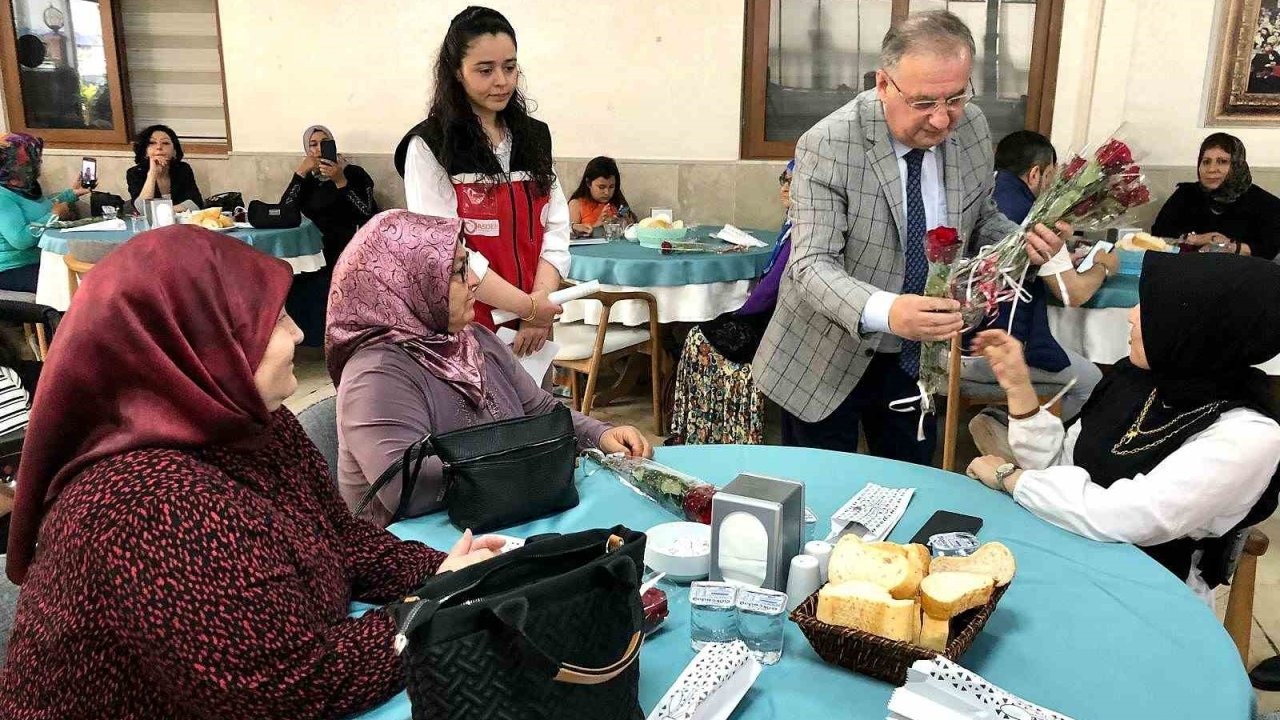 Erdemli’de annelerin günü güllerle kutlandı