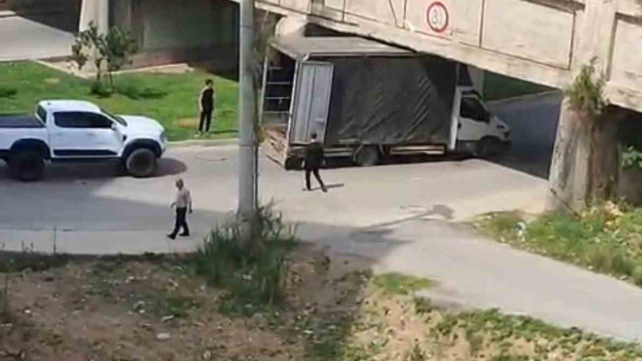 Tarsus’ta kamyonet köprü altına sıkıştı